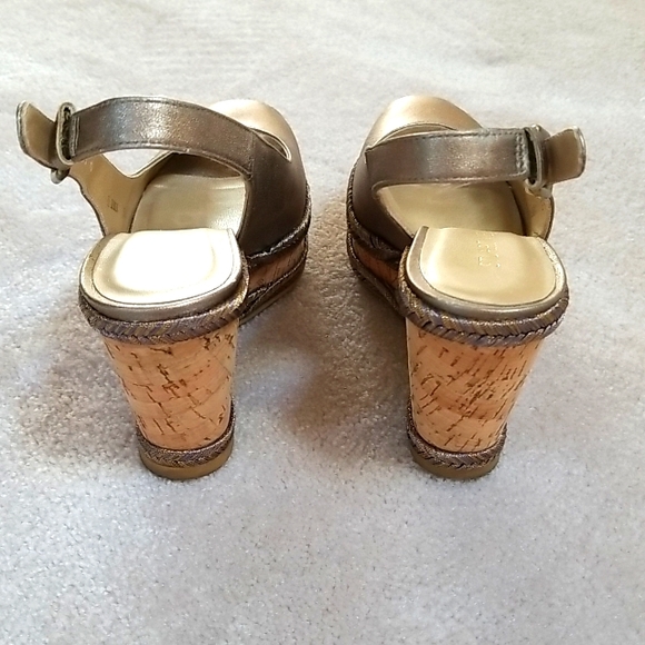 Stuart Weitzman - Picture 3 of 5